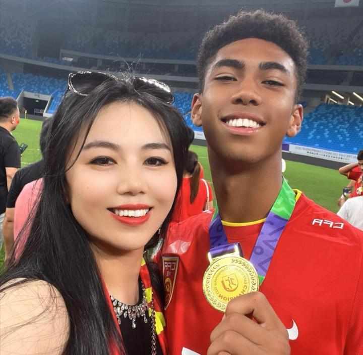 张洪福母亲感谢恒大足校:树高千尺不忘根,人行千里莫忘本 新闻