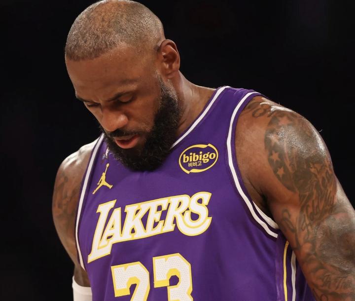 詹姆斯伤停三连缺!右髋左脚双重困扰;湖人无詹仍强势,森林狼之战考验深度。 体育新闻 詹姆斯伤停三连缺!右髋左脚双重困扰;湖人无詹仍强势,森林狼之战考验深度。 体育新闻