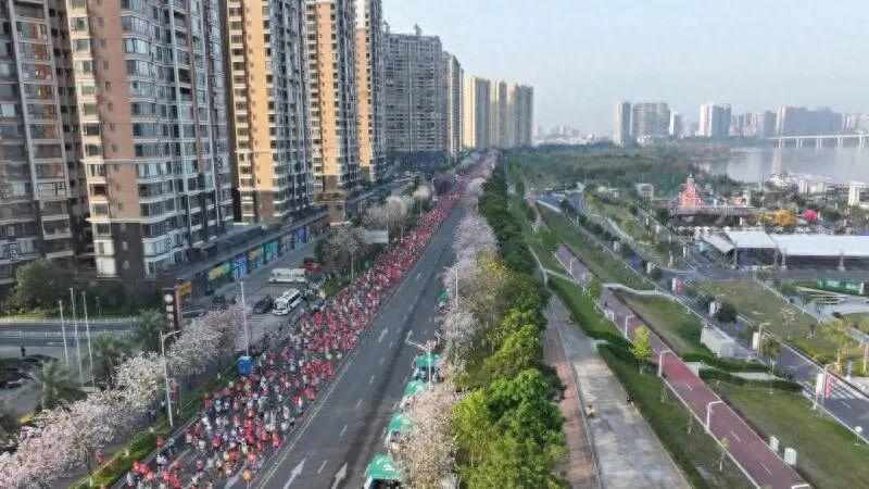 清远马拉松赛场突发悲剧;一名选手途中倒地;官方确认不幸离世。 体育新闻 清远马拉松赛场突发悲剧;一名选手途中倒地;官方确认不幸离世。 体育新闻 清远马拉松赛场突发悲剧;一名选手途中倒地;官方确认不幸离世。 体育新闻