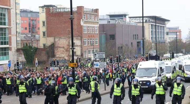 圣詹姆斯公园外逮捕行动启动;德比战中断处理歧视事件。 体育新闻 圣詹姆斯公园外逮捕行动启动;德比战中断处理歧视事件。 体育新闻