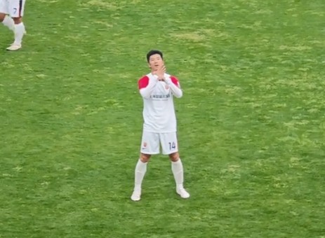  中乙联赛激战正酣；上海海港B队首轮大胜；李圣龙赛后分享内心感受。 体育新闻